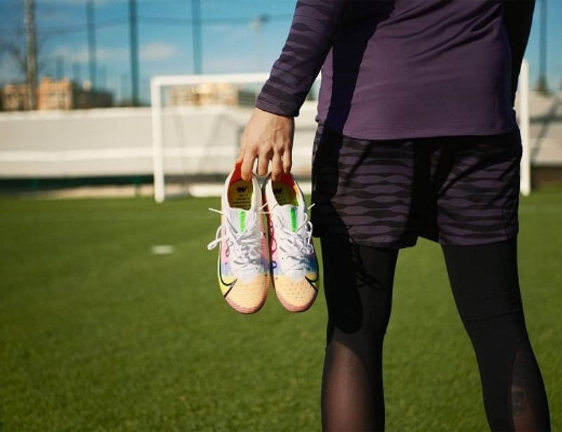 So sánh về trọng lượng và chất liệu