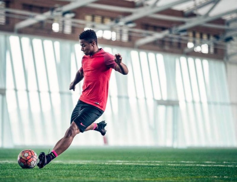 Giày chạy bộ có dùng để đá bóng được không?