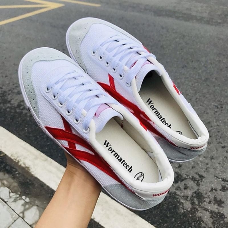 Khả năng bám sân kém