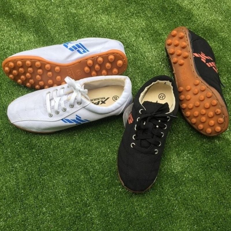 Tại sao giày bata được dùng nhiều trong bóng đá phủi tại Việt Nam?