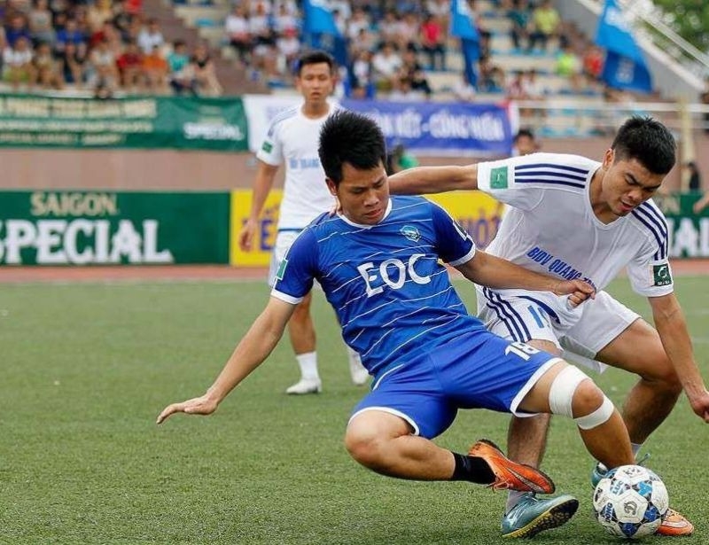 Hướng dẫn chi tiết cách quấn băng đầu gối khi đá bóng