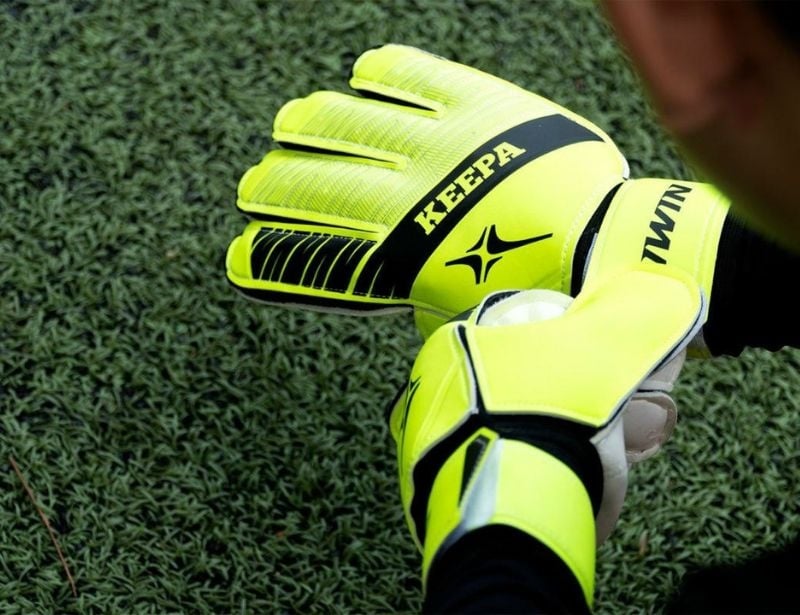 Tổng hợp 4 loại găng tay thủ môn được phân loại theo giá tiền