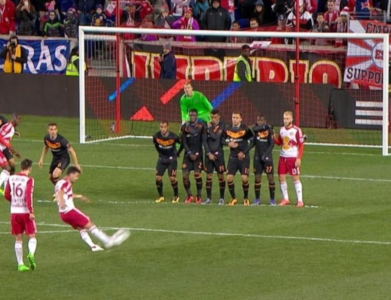 Lỗi phạt trực tiếp trên sân bóng đá 11 người