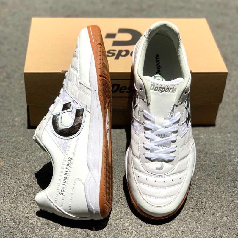  Đặc điểm của giày đá bóng đinh IC