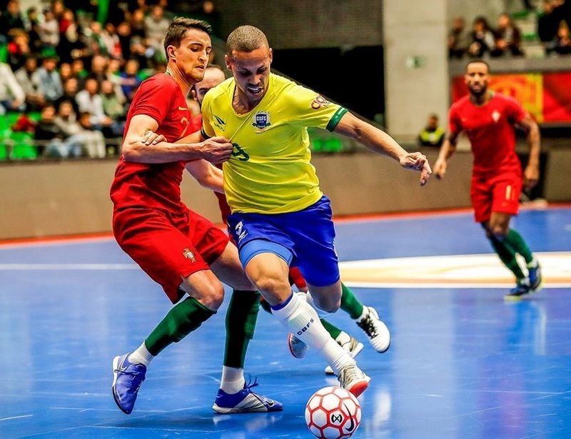 Tìm Hiểu về Giày Đá Bóng đinh IC: Lựa Chọn Hoàn Hảo Cho Sân Bóng Trong Nhà