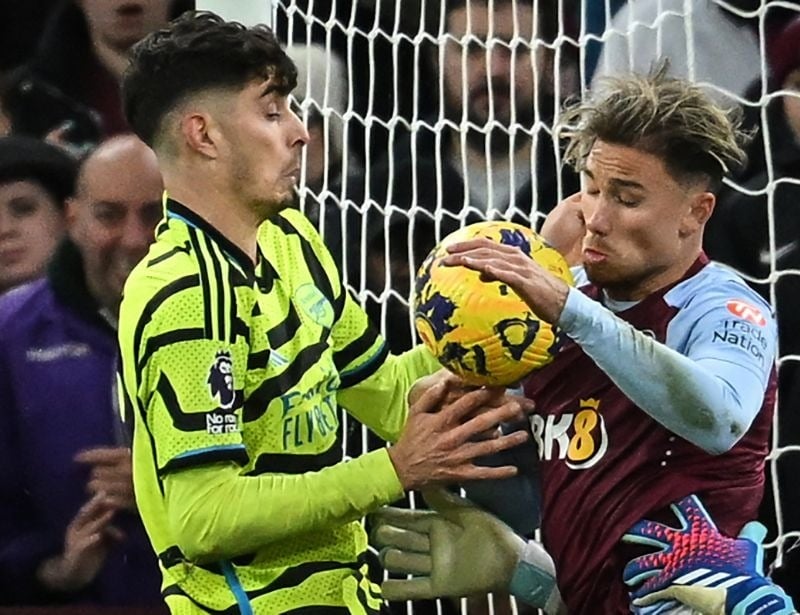 Những tình huống không tính là lỗi bóng chạm tay 