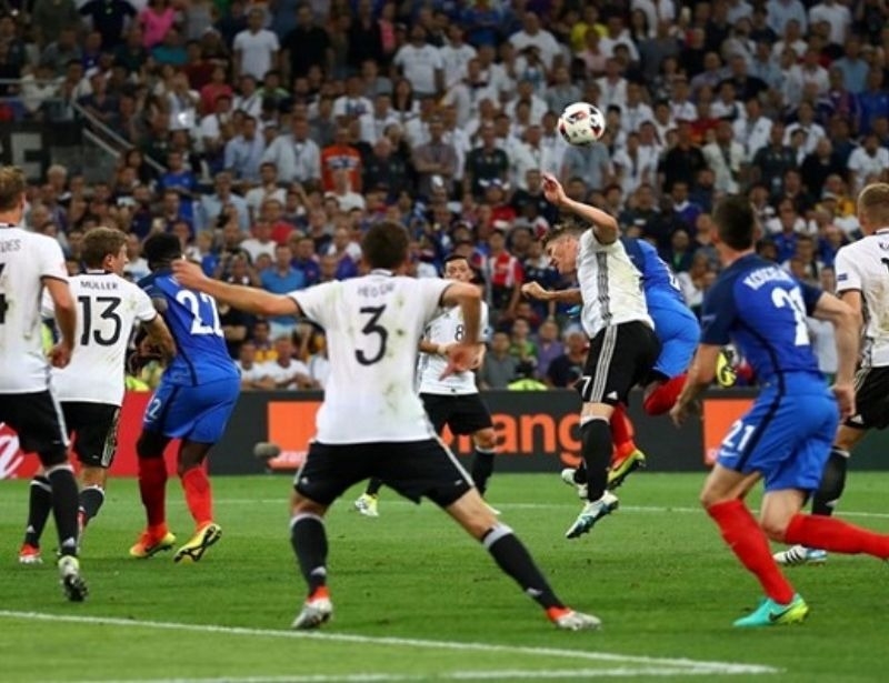 Lỗi chạm tay trong vòng cấm bị xử phạt như nào?