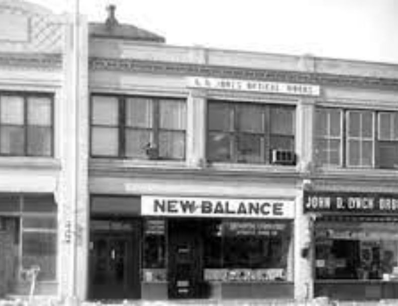 Lịch sử hình thành của giày đá bóng New Balance