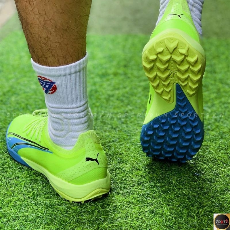 Giày TF có đế và form chuyên dụng giúp cầu thủ trụ vững trên bề mặt sân cỏ nhân tạo
