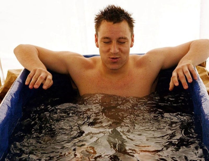 Không tắm ngay sau khi chơi bóng hay tắm quá muộn