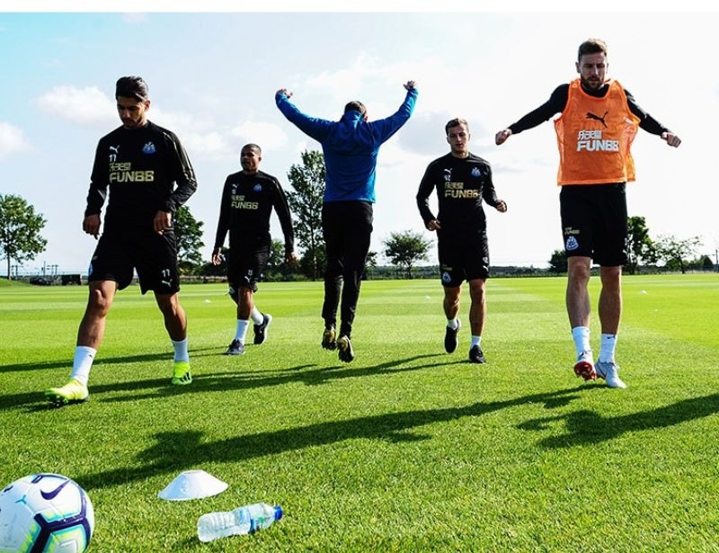 Không khởi động kỹ trước khi chơi bóng