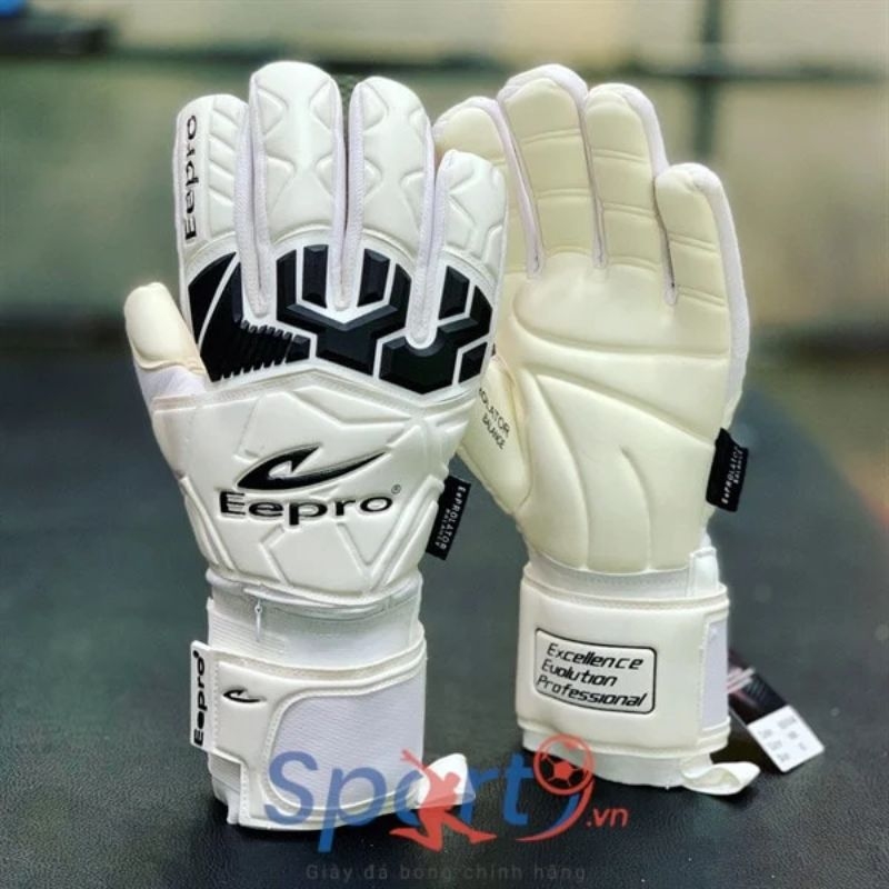 Găng tay thủ môn là vật dụng quan trọng