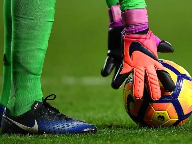 Hướng dẫn chọn giày đá bóng cho thủ môn