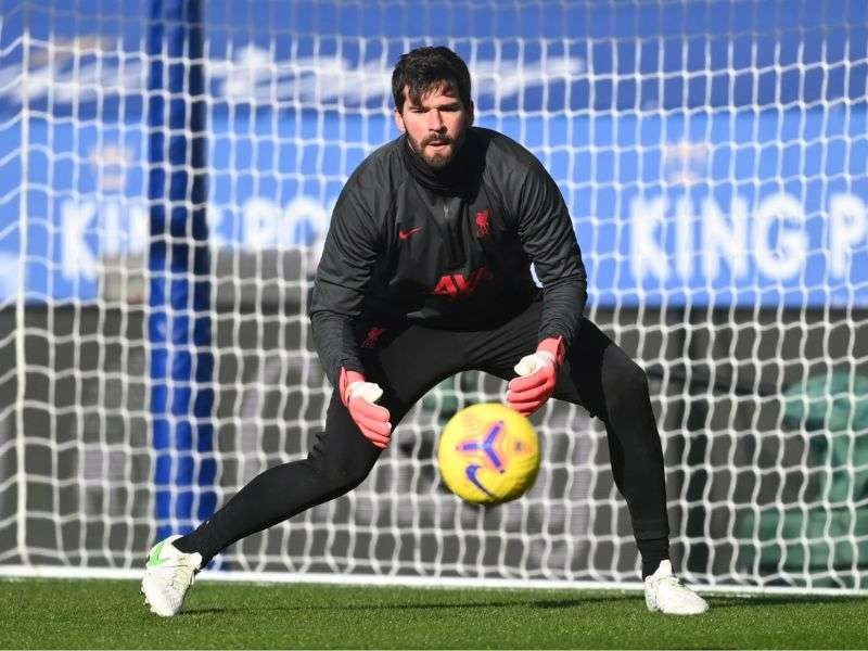 Ngoài giày đá bóng thì găng tay cũng là phụ kiện quan trọng đối với thủ môn