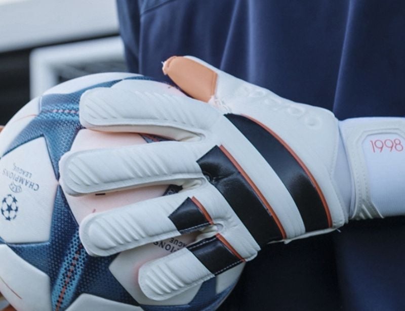 Thủ môn sẽ bắt bóng tốt hơn nhờ các đôi găng tay chất lượng
