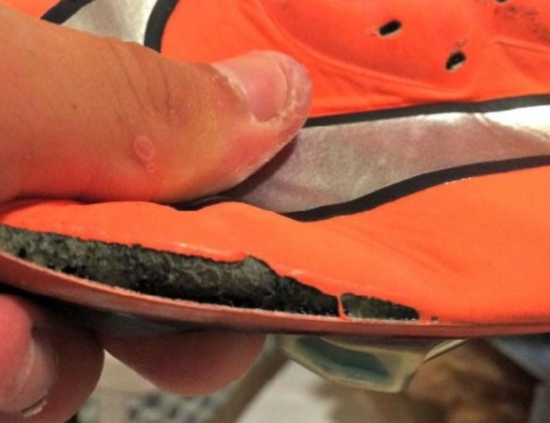 Vì sao giày đá bóng hay bị bung keo phần mũi