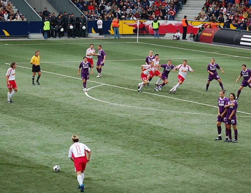 Lỗi việt vị bị xử phạt như thế nào trong bóng đá?